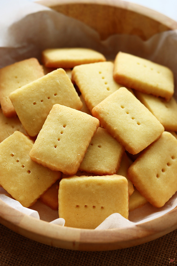 shortbread cookies placed in a wooden bowl