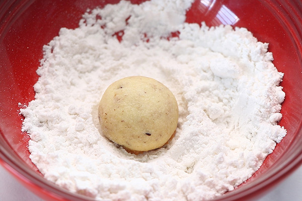 add each cookie to icing sugar